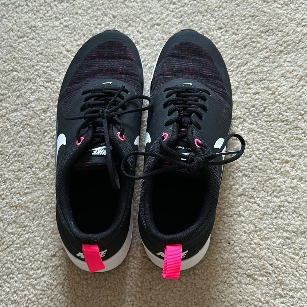 US size 7 black new Nike sneakers